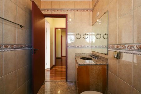 Casa à venda com 357m², 4 quartos e 4 vagasBanheiro da Suíte 1