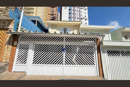Casa à venda com 189m², 3 quartos e 2 vagas Casa à venda com 189m², 3 quartos e 2 vagasFachada