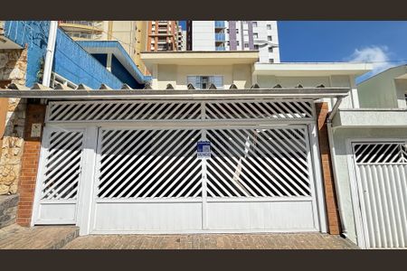 Casa à venda com 189m², 3 quartos e 2 vagas Casa à venda com 189m², 3 quartos e 2 vagasFachada