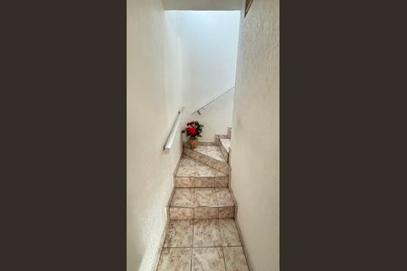 Casa à venda com 189m², 3 quartos e 2 vagas Casa à venda com 189m², 3 quartos e 2 vagasEscada