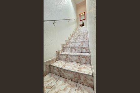 Casa à venda com 189m², 3 quartos e 2 vagas Casa à venda com 189m², 3 quartos e 2 vagasEscada