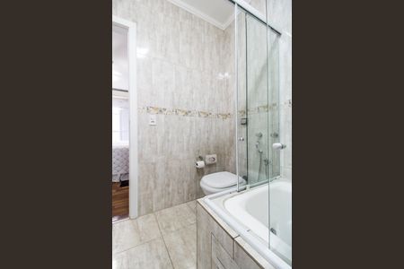 Casa de condomínio à venda com 290m², 3 quartos e 4 vagas Casa de condomínio à venda com 290m², 3 quartos e 4 vagasBanheiro da Suíte