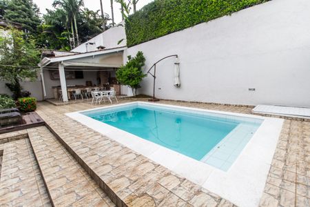 Casa de condomínio à venda com 290m², 3 quartos e 4 vagas Casa de condomínio à venda com 290m², 3 quartos e 4 vagasPiscina