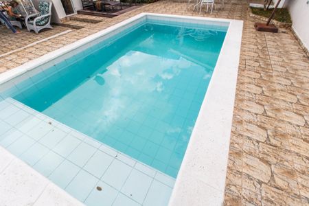 Casa de condomínio à venda com 290m², 3 quartos e 4 vagas Casa de condomínio à venda com 290m², 3 quartos e 4 vagasPiscina