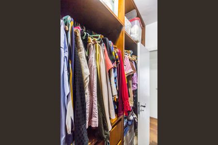 Casa de condomínio à venda com 290m², 3 quartos e 4 vagas Casa de condomínio à venda com 290m², 3 quartos e 4 vagasCloset da suíte