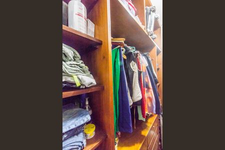 Casa de condomínio à venda com 290m², 3 quartos e 4 vagas Casa de condomínio à venda com 290m², 3 quartos e 4 vagasCloset da suíte