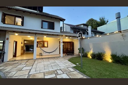 Casa à venda com 253m², 3 quartos e 4 vagas Casa à venda com 253m², 3 quartos e 4 vagasFachada