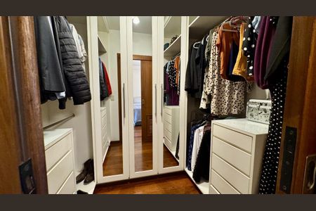 Casa à venda com 253m², 3 quartos e 4 vagas Casa à venda com 253m², 3 quartos e 4 vagasCloset da Suíte