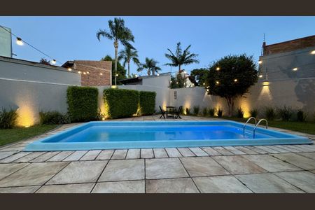 Casa à venda com 253m², 3 quartos e 4 vagas Casa à venda com 253m², 3 quartos e 4 vagasÁrea comum - Piscina