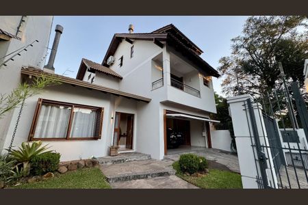 Casa à venda com 253m², 3 quartos e 4 vagas Casa à venda com 253m², 3 quartos e 4 vagasFachada