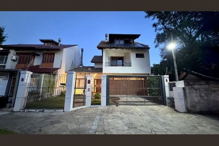 Casa à venda com 253m², 3 quartos e 4 vagas Casa à venda com 253m², 3 quartos e 4 vagasFachada
