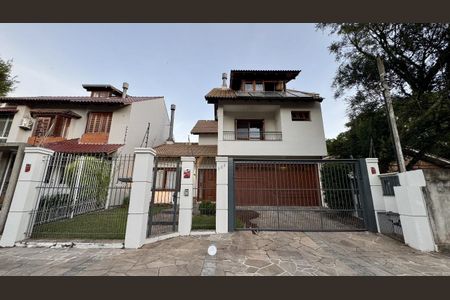 Casa à venda com 253m², 3 quartos e 4 vagas Casa à venda com 253m², 3 quartos e 4 vagasFachada