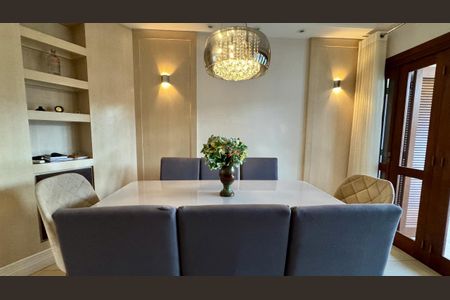 Casa à venda com 253m², 3 quartos e 4 vagas Casa à venda com 253m², 3 quartos e 4 vagasSala