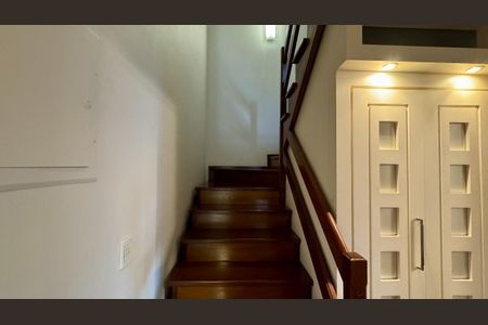 Casa à venda com 253m², 3 quartos e 4 vagas Casa à venda com 253m², 3 quartos e 4 vagasEscada