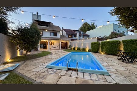 Casa à venda com 253m², 3 quartos e 4 vagas Casa à venda com 253m², 3 quartos e 4 vagasÁrea comum - Piscina