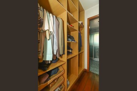 Casa à venda com 200m², 4 quartos e 2 vagasCloset da suíte