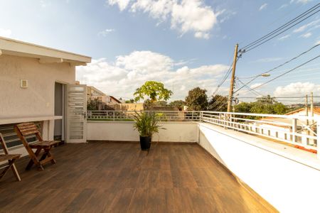 Casa à venda com 240m², 3 quartos e 2 vagas Casa à venda com 240m², 3 quartos e 2 vagasTerraço