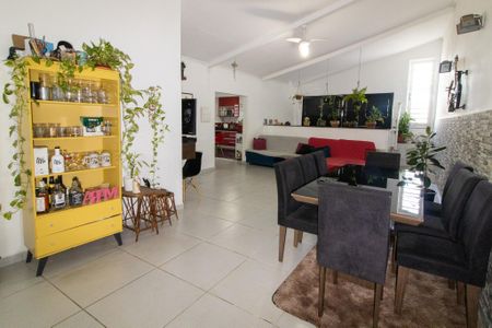 Casa à venda com 240m², 3 quartos e 2 vagas Casa à venda com 240m², 3 quartos e 2 vagasSala
