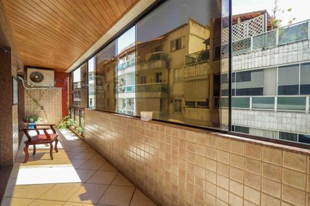 Apartamento à venda com 95m², 3 quartos e sem vaga Apartamento à venda com 95m², 3 quartos e sem vagaVaranda