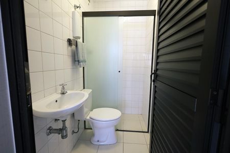 Apartamento à venda com 196m², 4 quartos e 2 vagas Apartamento à venda com 196m², 4 quartos e 2 vagasBanheiro de Serviço