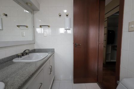 Apartamento à venda com 196m², 4 quartos e 2 vagas Apartamento à venda com 196m², 4 quartos e 2 vagasBanheiro Suíte 3
