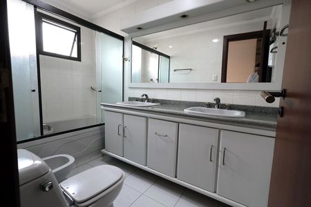 Apartamento à venda com 196m², 4 quartos e 2 vagas Apartamento à venda com 196m², 4 quartos e 2 vagasBanheiro Suíte 3