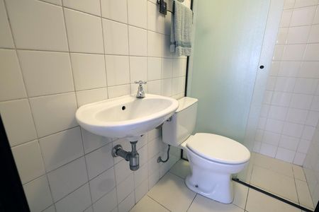 Apartamento à venda com 196m², 4 quartos e 2 vagas Apartamento à venda com 196m², 4 quartos e 2 vagasBanheiro de Serviço