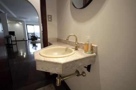 Apartamento à venda com 196m², 4 quartos e 2 vagas Apartamento à venda com 196m², 4 quartos e 2 vagasLavabo