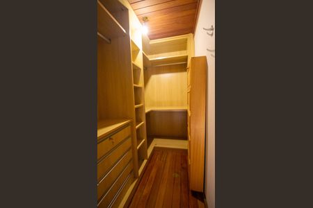 Casa de condomínio para alugar com 177m², 4 quartos e 2 vagas Casa de condomínio para alugar com 177m², 4 quartos e 2 vagasCloset da Suíte