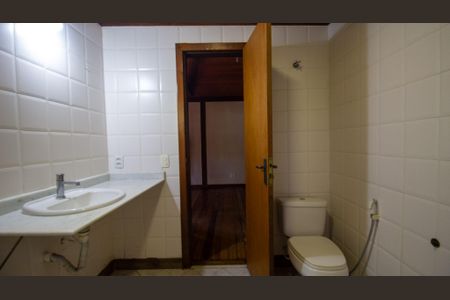 Casa de condomínio para alugar com 177m², 4 quartos e 2 vagas Casa de condomínio para alugar com 177m², 4 quartos e 2 vagasBanheiro da Suíte