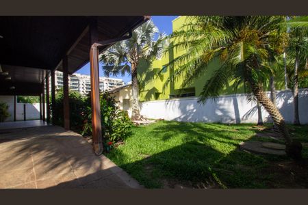 Casa de condomínio para alugar com 177m², 4 quartos e 2 vagas Casa de condomínio para alugar com 177m², 4 quartos e 2 vagasQuintal