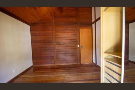 Casa de condomínio para alugar com 177m², 4 quartos e 2 vagas Casa de condomínio para alugar com 177m², 4 quartos e 2 vagasSuíte
