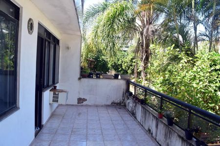 Casa de condomínio à venda com 250m², 4 quartos e 1 vaga Casa de condomínio à venda com 250m², 4 quartos e 1 vagaVaranda