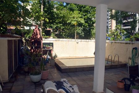 Casa de condomínio à venda com 250m², 4 quartos e 1 vaga Casa de condomínio à venda com 250m², 4 quartos e 1 vagaPiscina