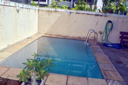 Casa de condomínio à venda com 250m², 4 quartos e 1 vaga Casa de condomínio à venda com 250m², 4 quartos e 1 vagaPiscina