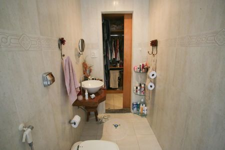 Casa de condomínio à venda com 220m², 5 quartos e 1 vaga Casa de condomínio à venda com 220m², 5 quartos e 1 vagaBanheiro da Suíte