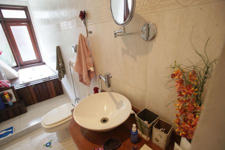 Casa de condomínio à venda com 220m², 5 quartos e 1 vaga Casa de condomínio à venda com 220m², 5 quartos e 1 vagaBanheiro da Suíte