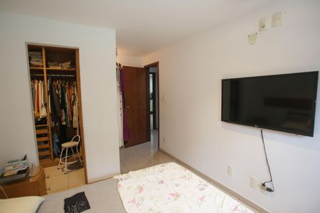 Casa de condomínio à venda com 220m², 5 quartos e 1 vaga Casa de condomínio à venda com 220m², 5 quartos e 1 vagaSuíte