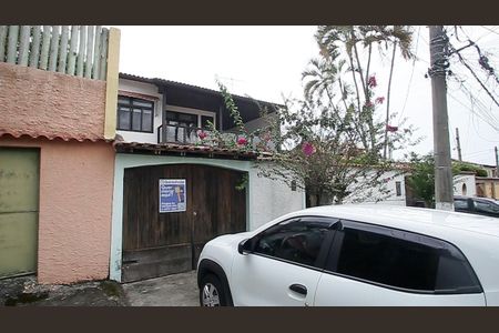 Casa de condomínio à venda com 220m², 5 quartos e 1 vaga Casa de condomínio à venda com 220m², 5 quartos e 1 vagaFachada