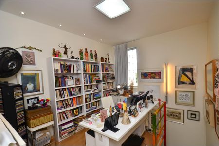 Apartamento à venda com 110m², 2 quartos e 4 vagas Apartamento à venda com 110m², 2 quartos e 4 vagasEscritorio