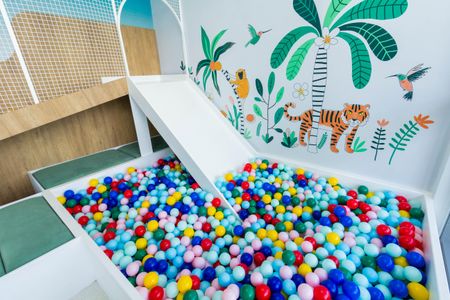 Apartamento para alugar com 80m², 2 quartos e 1 vaga Apartamento para alugar com 80m², 2 quartos e 1 vagaÁrea comum - Brinquedoteca