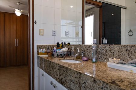 Apartamento à venda com 160m², 4 quartos e 4 vagas Apartamento à venda com 160m², 4 quartos e 4 vagasBanheiro da Suíte