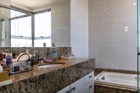 Apartamento à venda com 160m², 4 quartos e 4 vagas Apartamento à venda com 160m², 4 quartos e 4 vagasBanheiro da Suíte