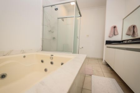 Casa à venda com 750m², 5 quartos e 8 vagas Casa à venda com 750m², 5 quartos e 8 vagasBanheiro da Suite Master