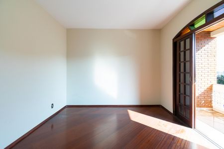 Casa à venda com 295m², 4 quartos e 4 vagas Casa à venda com 295m², 4 quartos e 4 vagasSuíte