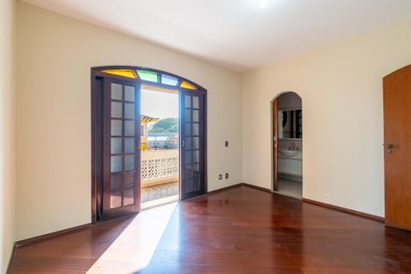 Casa à venda com 295m², 4 quartos e 4 vagas Casa à venda com 295m², 4 quartos e 4 vagasSuíte