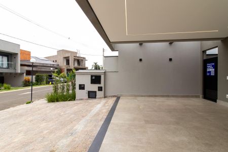 Casa à venda com 170m², 3 quartos e 4 vagas Casa à venda com 170m², 3 quartos e 4 vagasFachada