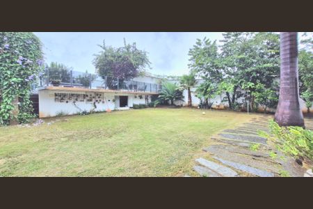 Casa à venda com 1000m², 5 quartos e 3 vagas Casa à venda com 1000m², 5 quartos e 3 vagasQuintal