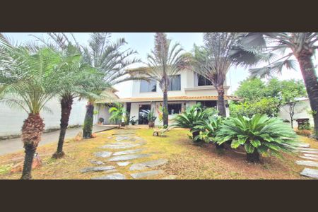 Casa à venda com 1000m², 5 quartos e 3 vagas Casa à venda com 1000m², 5 quartos e 3 vagasFachada