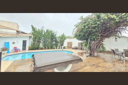 Casa à venda com 1000m², 5 quartos e 3 vagas Casa à venda com 1000m², 5 quartos e 3 vagasPiscina